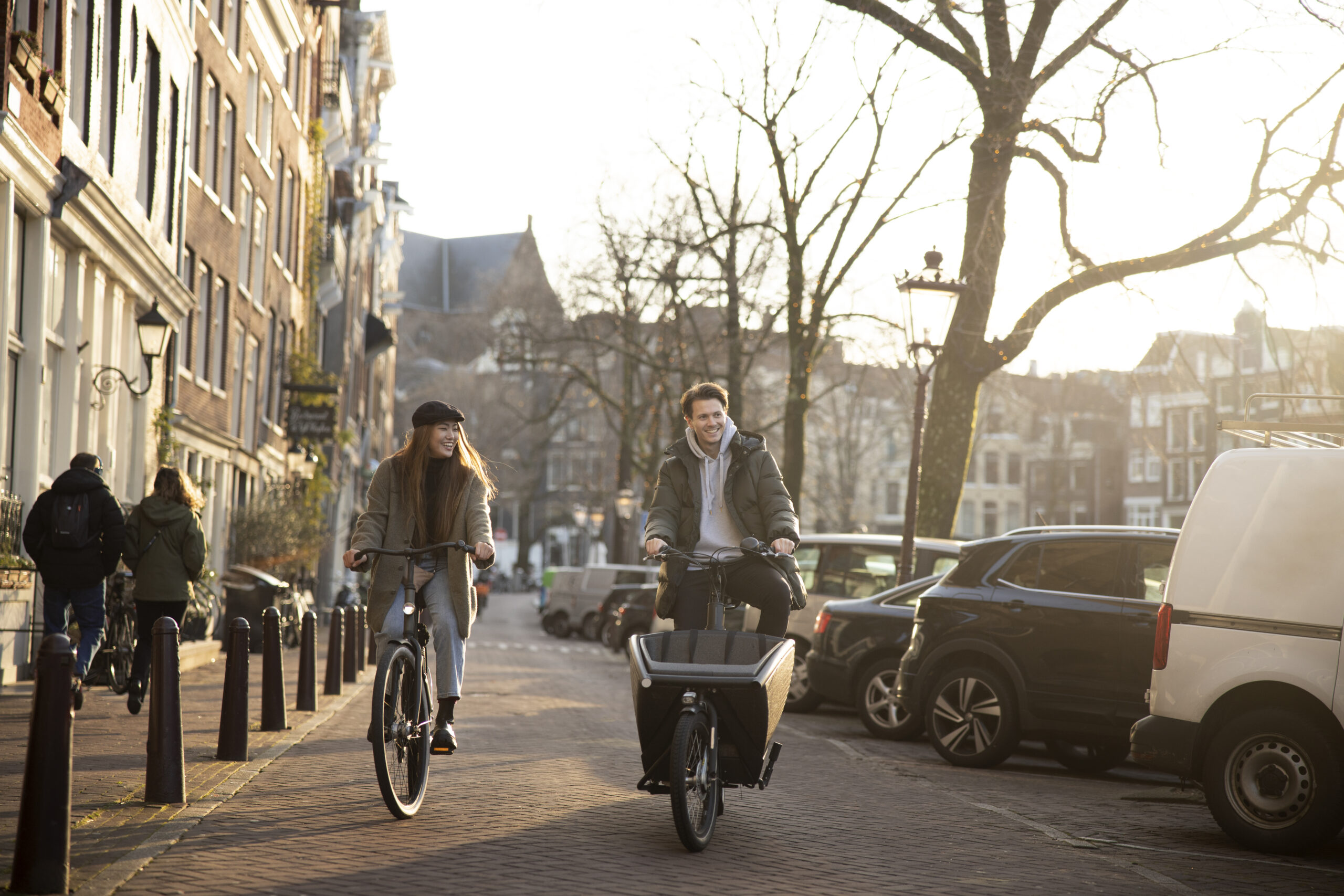 Homme et femme sur des vélos en ville