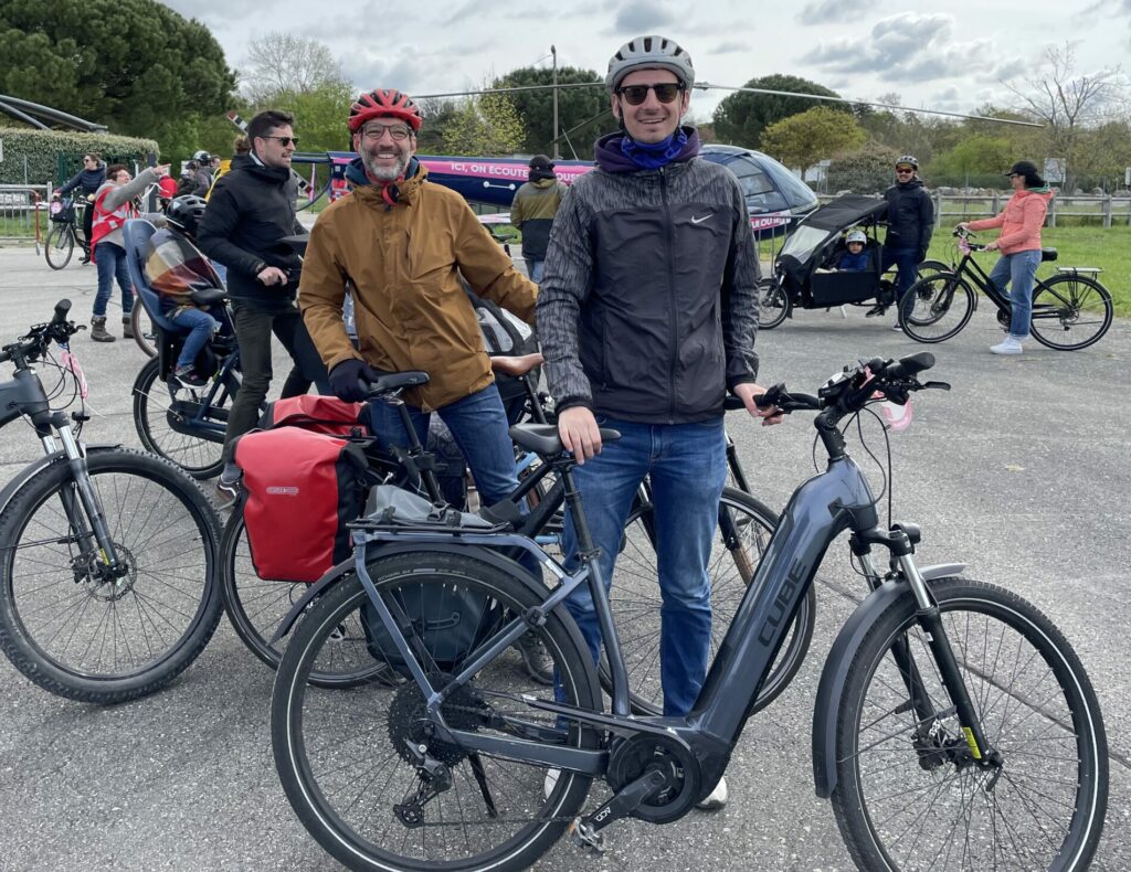 Nicolas et Louis (équipe NUWO) posent avec leu vélo en attendant le départ
